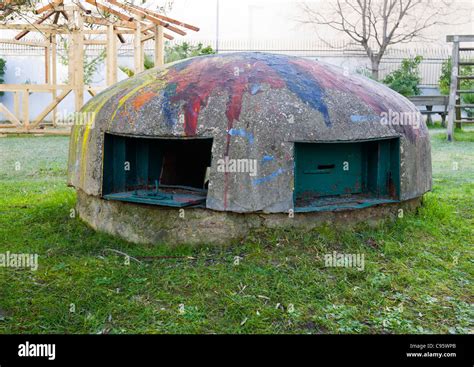 Bunker Defensivo O Refugio Tirana Albania Miles De Bunkers Fueron