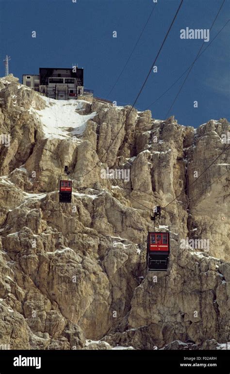 Lagazuoi cable car hi-res stock photography and images - Alamy