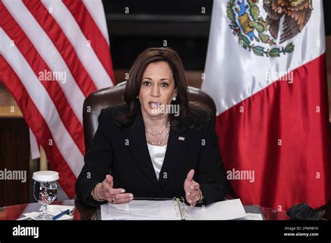 Le vice président Kamala Harris parle lors d une réunion bilatérale