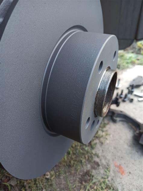 Замена передних тормозных дисков и колодок — BMW 3 series (E90), 2 л ...