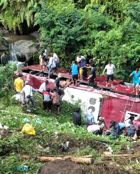 Korban Tewas Bertambah Bus Tanpa Sopir Meluncur Ke Sungai Kawasan Guci