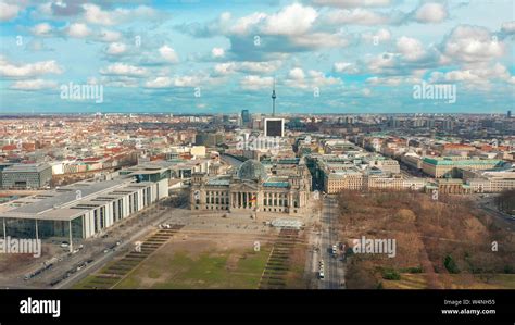 Berlin Brandenburg Gate aerial view with city traffic Stock Photo - Alamy