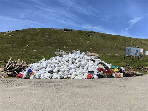 Peste 20 de tone de gunoaie au fost strânse și coborâte din masivul