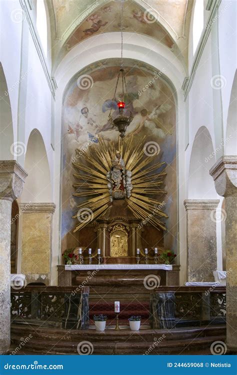 Estatua Del Cristiano Crucificado En La Catedral Y El Antiguo Libro