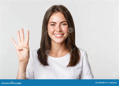 Vestida De Jovem Atraente E Alegre Sorrindo Mostrando Quatro Dedos De