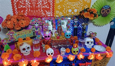 Altar De Día De Muertos Tradición Prehispánica Que Honra A Nuestros Seres Queridos Conecta