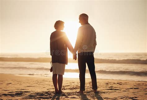 Ältere Paare Die Zusammen Auf Einem Strand Stehen Stockfoto Bild Von Meer Masseverbinder