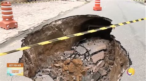 Rompimento De Tubula O Abre Cratera E Interdita Avenida Em Jo O