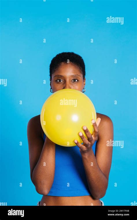 Femme Avec Ballon Bleu Banque De Photographies Et Dimages à Haute