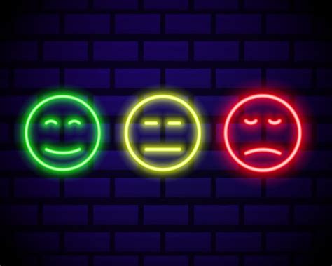 Conjunto de emoticons de sorriso de néon isolado na parede de tijolo