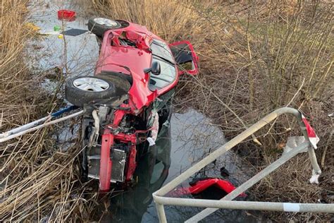 Pkw Crash Mit Schwerverletzter Endet In Bach Fahrer Von