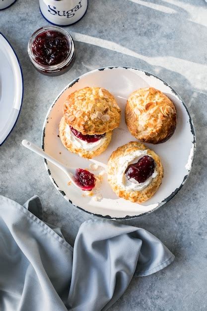 Scones Brit Nicos Tradicionales Con Crema Cuajada Mermelada De