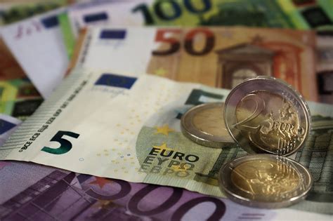 No al Salario minimo 9 euro Sì all Equa Retribuzione cosa sapere