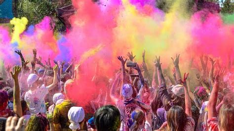 Happy Holi 2023 : होली की मस्ती में डूबे 100 देशों से आए विदेशी पर्यटक - UK तक