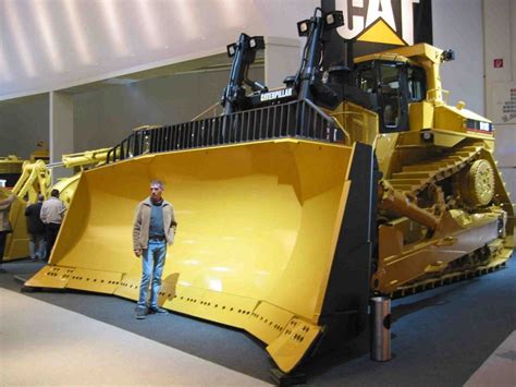 Caterpillar D11R de 2007. | Caterpillar equipment, Zombie survival ...