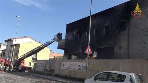 Scandicci Fiamme Nel Cantiere Della Nuova Sede Della Croce Rossa