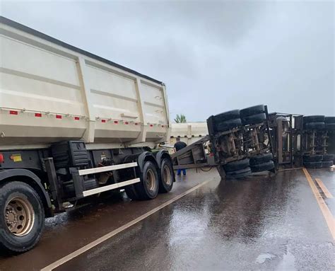 Reboque De Carreta Bitrem Tomba E Espalha Soja Em Rodovia Direto Das