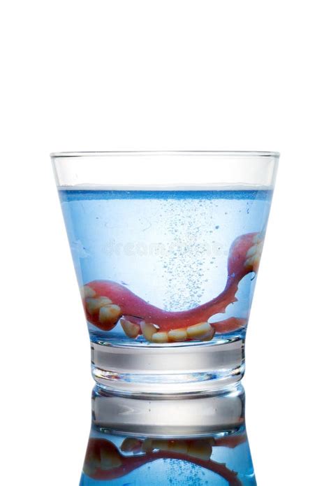 Nettoyage D Un Dentier Dans Un Verre Avec De L Eau Photo Stock Image