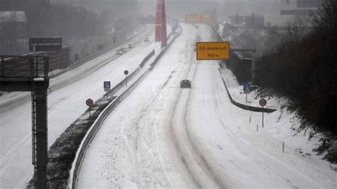 Schneechaos in NRW Mehrere Städte stellen Busverkehr ein WELT