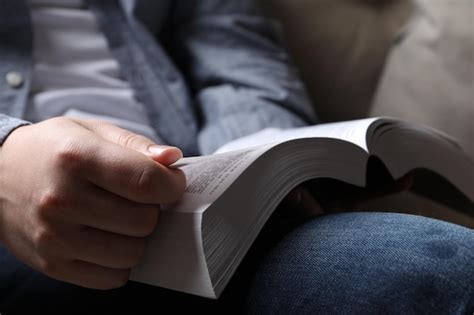 Hombre Leyendo La Santa Biblia En El Primer Plano Del Sof Foto Premium