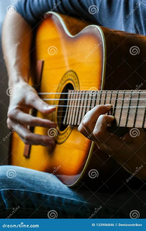 M Sico Que Joga A Guitarra Ac Stica Foto De Stock Imagem De