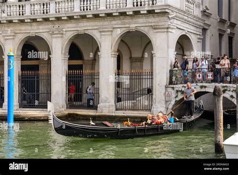 Balade En Gondole Sur Le Grand Canal Devant Le Palazzo Dolfin Manin