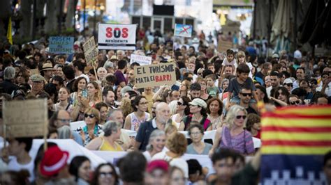 Unas 20 000 personas manifiestan en la isla española de Mallorca contra