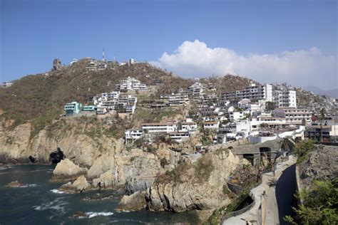 Aún bajo la basura las emblemáticas playas La Angosta La Quebrada y