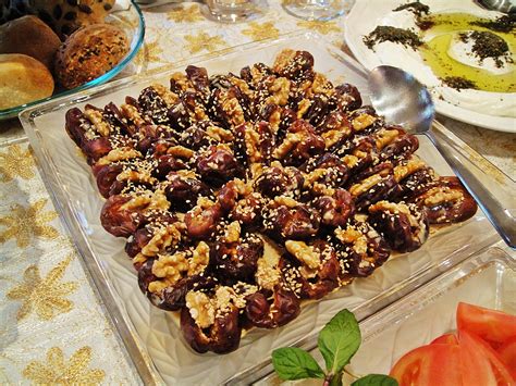 Maryam's Culinary Wonders: 913. Iraqi Breakfast Sticky Dates