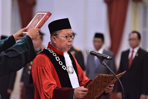 Presiden Jokowi Saksikan Pengucapan Sumpah Arsul Sani Jadi Hakim