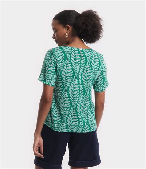 Blusa Manga Curta Em Viscose Folhagens Estampadas Verde Malaquita