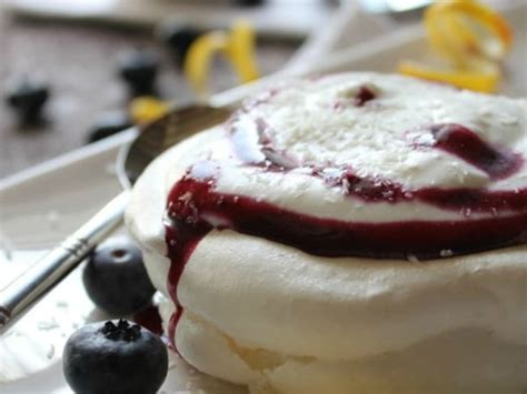 Pavlova Au Lemon Curd Chantilly Coco Et Coulis De Myrtilles Recette