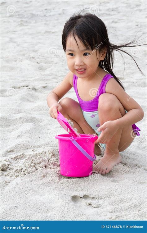 Asiatisk Liten Kinesisk Flicka Som Spelar Sand Med Strandleksaker