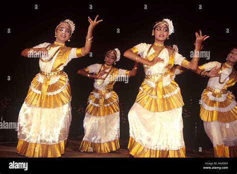 Mohiniyattam dance hi-res stock photography and images - Alamy