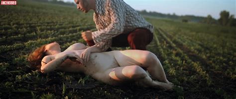 Les traqués nude pics page 1