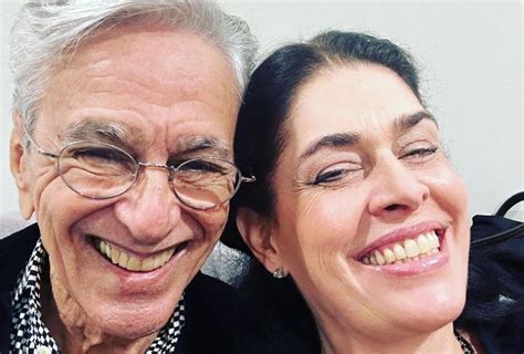 Esposa de Caetano Veloso larga vício e revela Não está fácil