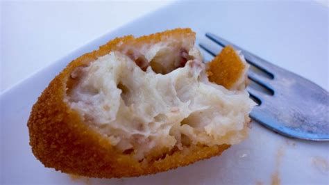 El truco para rebozar bien las croquetas y que no se te rompan al freírlas