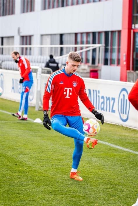 FC Bayern News on Twitter U19 Torhüter Benjamin Ballis war heute im