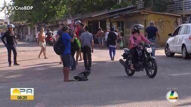 Bom Dia Par Duas Pessoas Em Uma Moto S O Atingidas Por Ve Culo Em