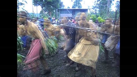 Племенная война в Папуа Новой Гвинееtribal Fighting In Papua New