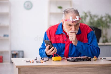 Old Male Repairman Repairing Computer Stock Image Image Of Repairing