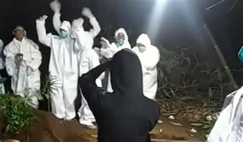 Viral Video Relawan Pemakaman Jenazah Covid Joget Joget Di Pinggir