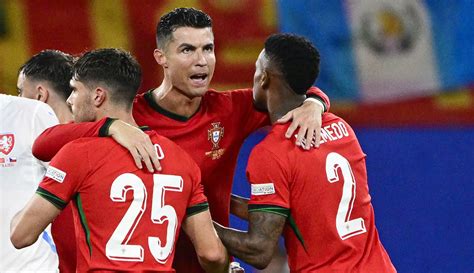 Foto Pesona Cristiano Ronaldo Gagal Cetak Gol Tapi Sukses Mengayomi