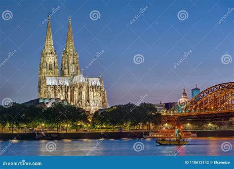 A Catedral Famosa Da água De Colônia E O Reno Do Rio Foto de Stock