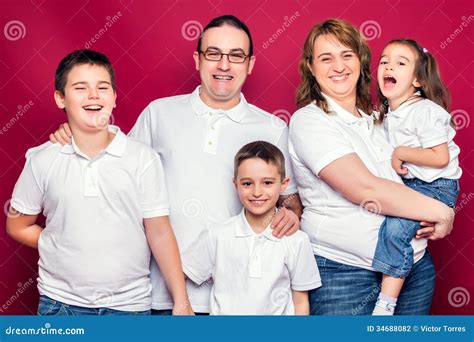 Sourire De Famille De Cinq Membres Photo Stock Image Du Gens