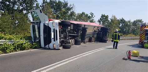 Umgestürzter LKW in Autobahnabfahrt Extreme Hitze belastet