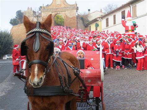 La Corsa Dei Babbo Natale In Per Solidariet