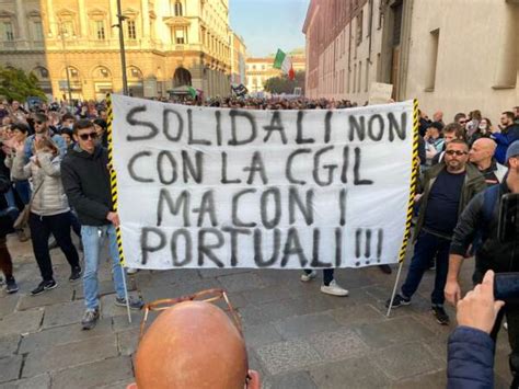 No Green Pass 10mila In Corteo A Milano Tensioni E Cariche In Centro