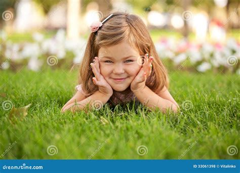 Belle Petite Fille Heureuse Sur L Herbe Photo Stock Image Du