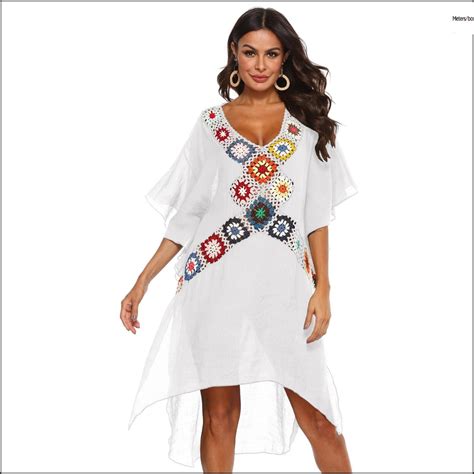 Соблазнительное пляжное платье с глубоким V-образным вырезом и неровным ...